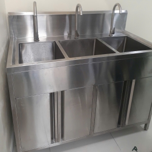 Tủ bồn rửa inox 304 có 4 cánh cửa mở, 3 hộc bồn