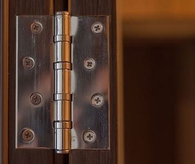 Bản lề lá inox dày 3mm: khi nào nên dùng, phù hợp cho loại cửa nào để tối ưu chi phí?