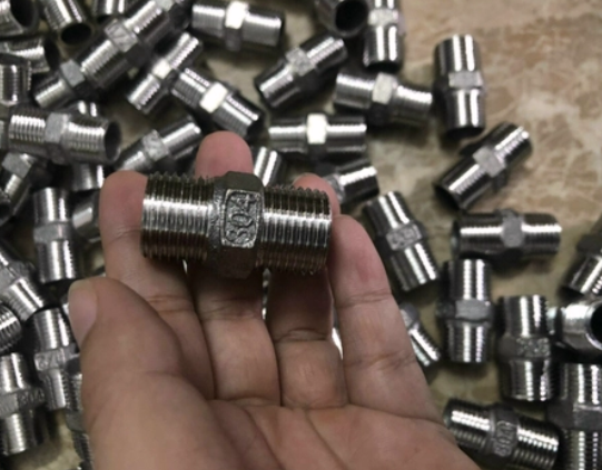 phan-biet-phu-kien-inox-304-that-gia